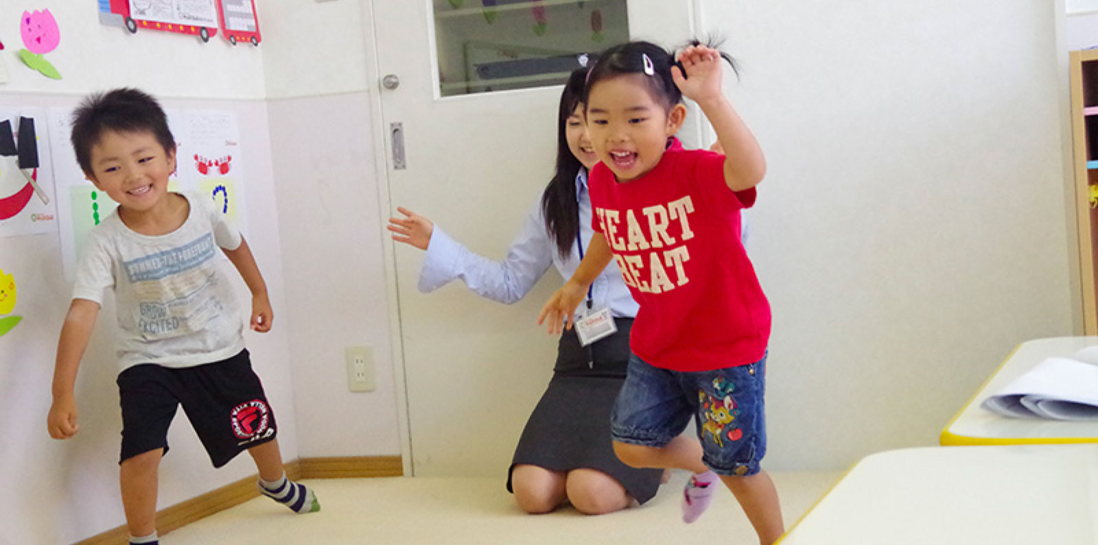 教室で勉強する生徒たち